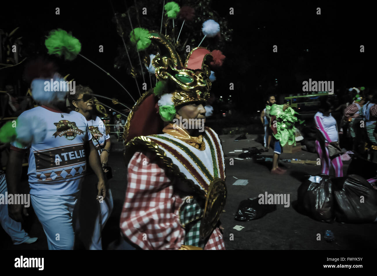 Interprete del Carnevale di Rio in corrispondenza della zona di concentrazione in attesa di parata. Gli artisti interpreti o esecutori medicazione fino al concentrationa rea. Foto Stock