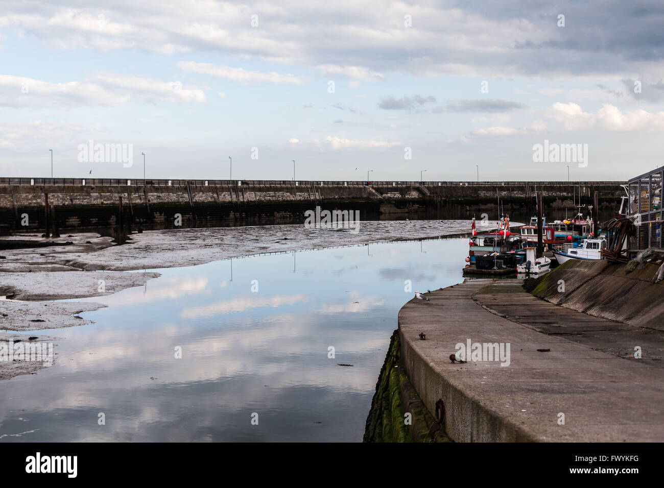 Riflessi di nuvole nella bassa marea a Ramsgate Harbour, Kent, Primavera 2016 Foto Stock