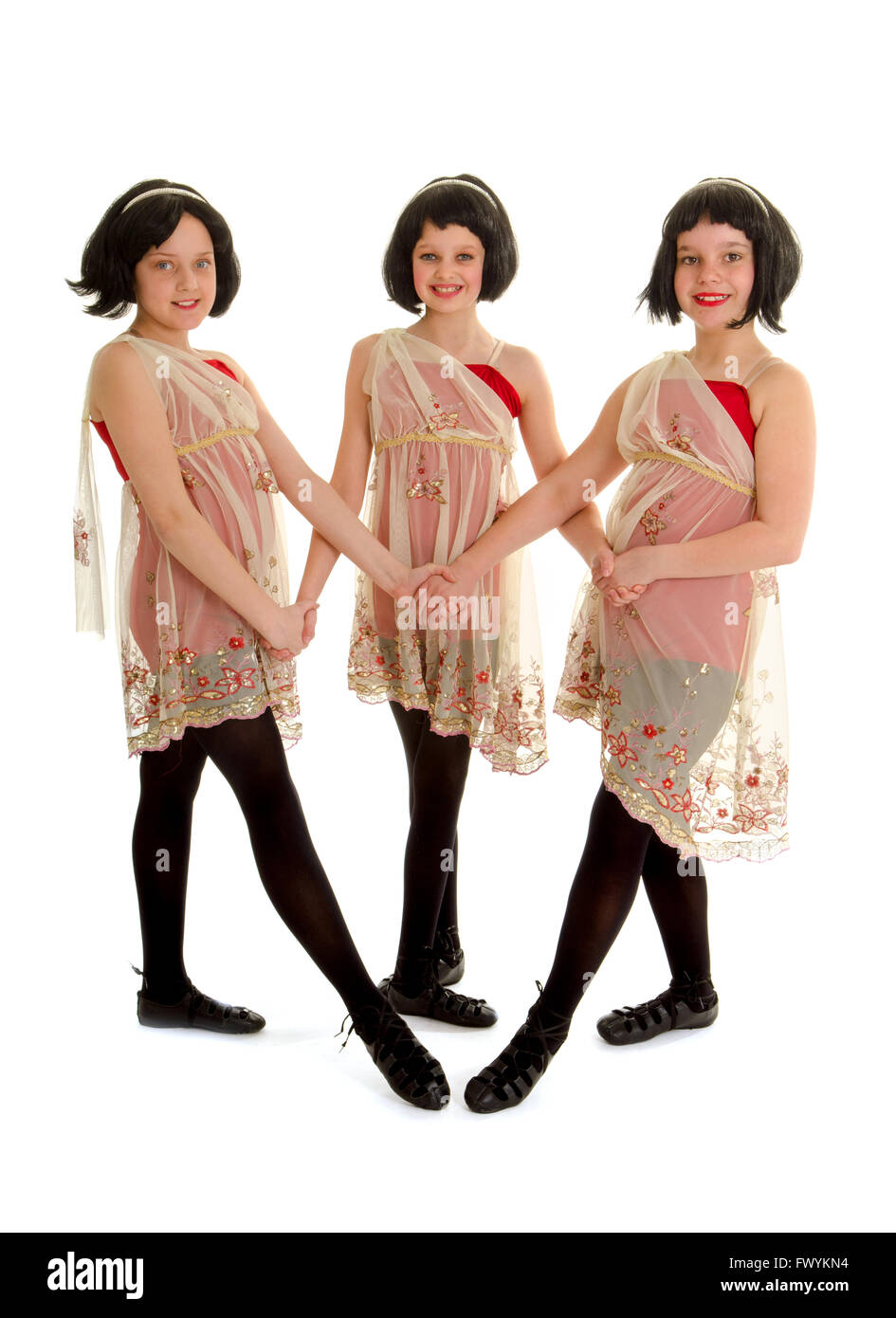 Un trio di tre ballerini irlandesi nel considerando il Costume e parrucche Foto Stock
