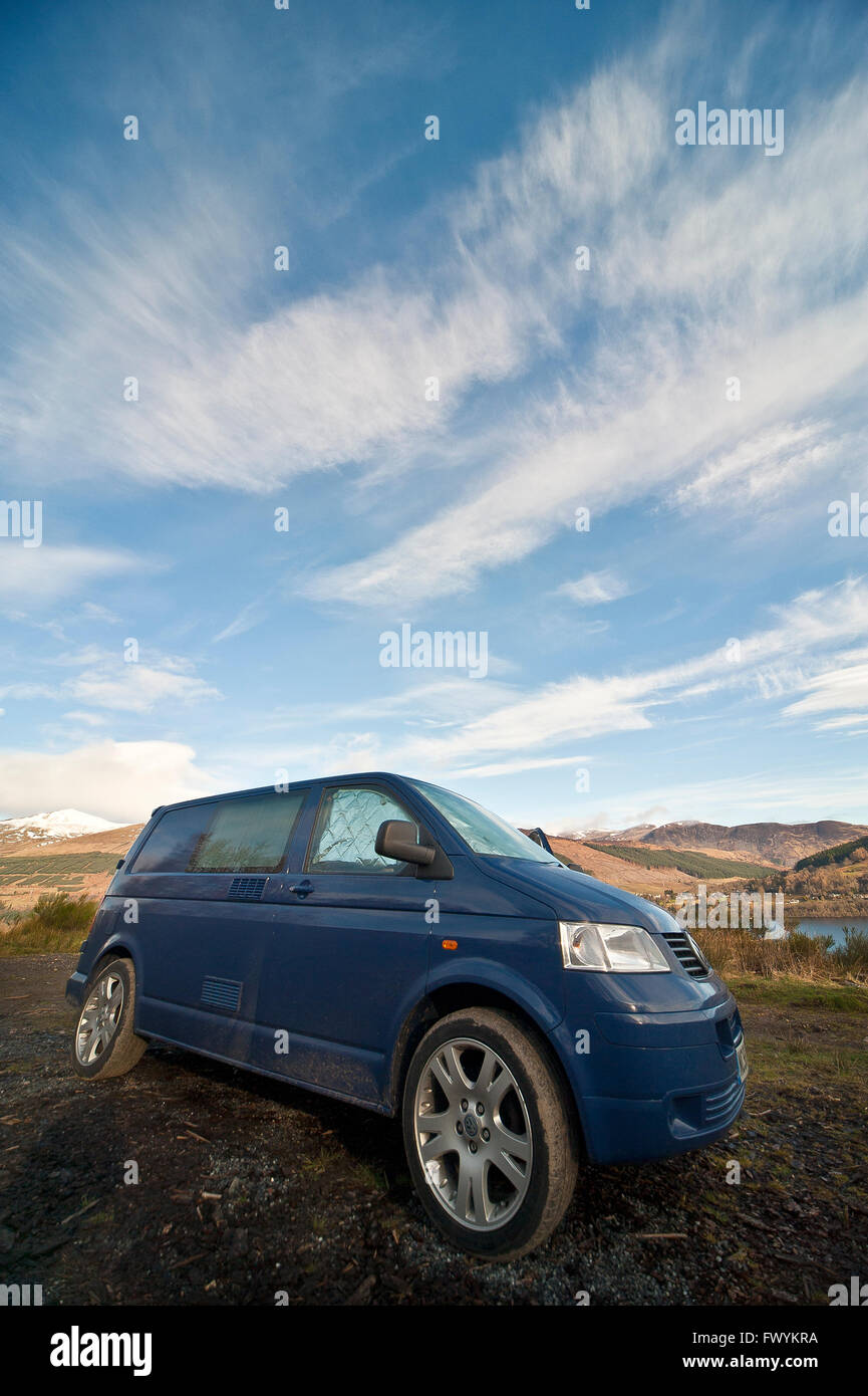 T5, transporter, vanlife, new age, avventura, automobile, automotive, blu, Gran Bretagna, bus, Scozia, VW, Loch Tay, combi, Foto Stock