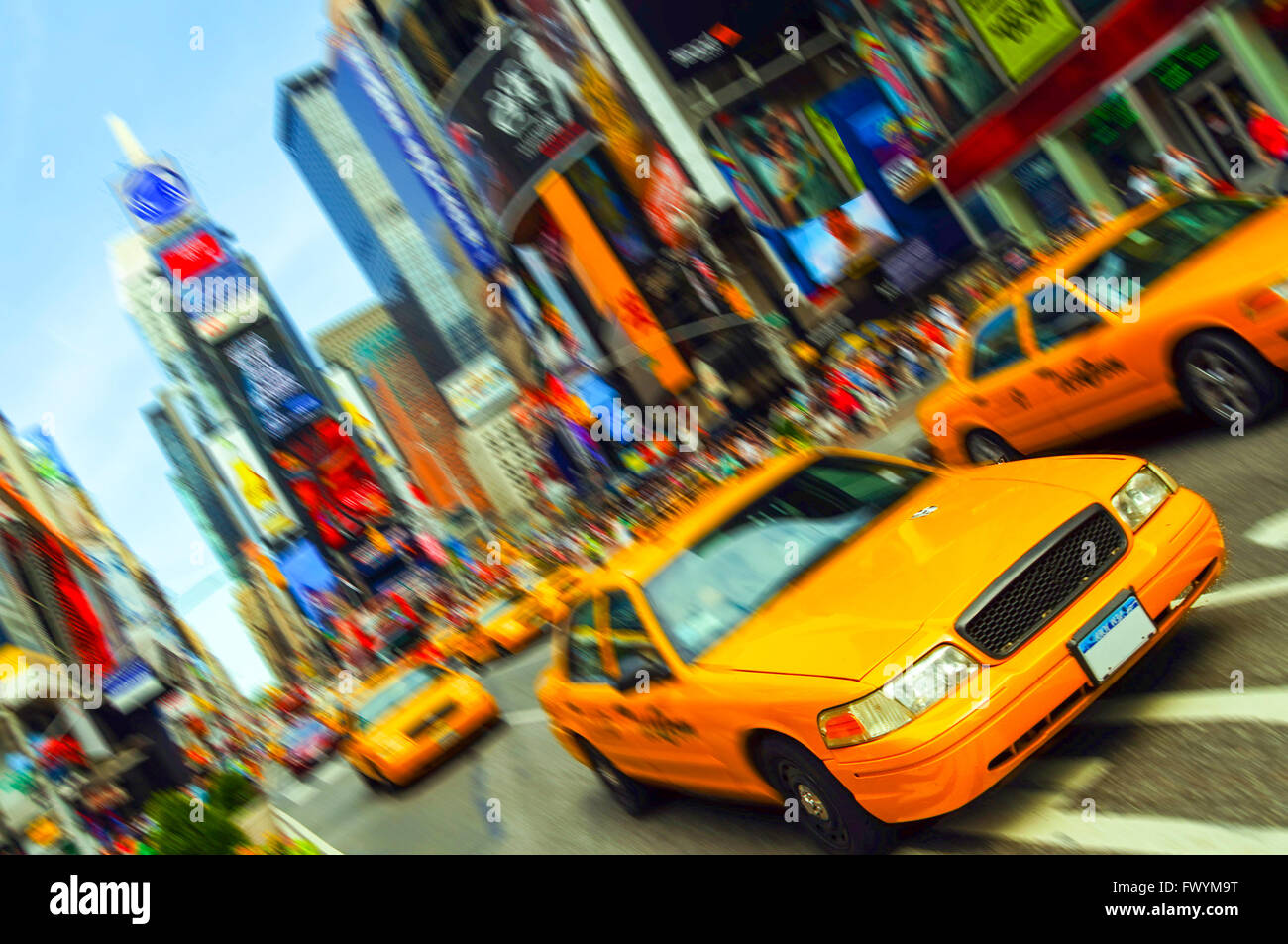 Bella la vibrante città di New York Taxi, Times Square, Motion Blur. Tutti i loghi ed i marchi sono sfocate fuori.. Foto Stock