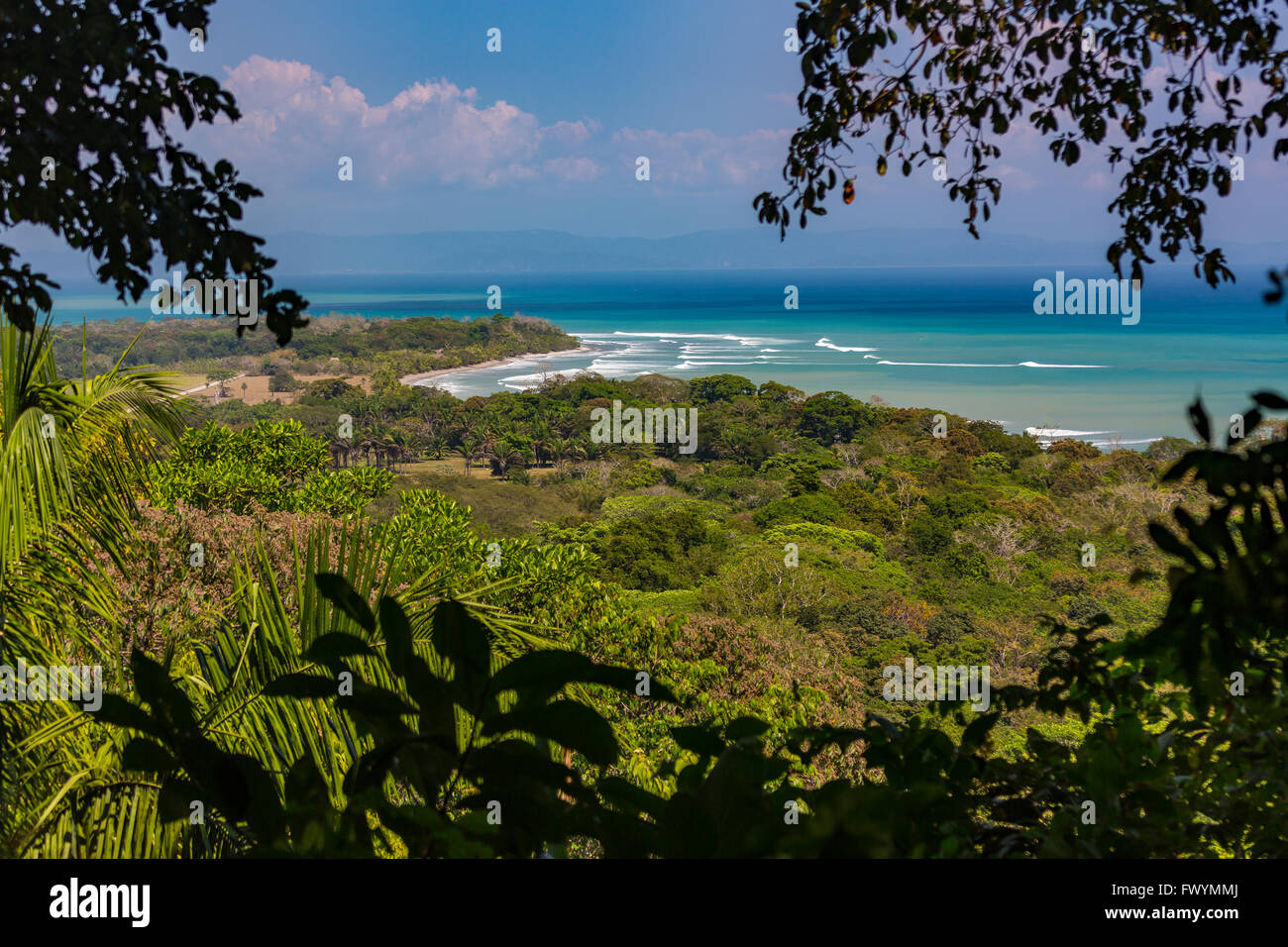 Penisola di OSA, COSTA RICA - Onde e surf dell'Oceano Pacifico, a Sombrero Beach, nel Golfo Dulce. Foto Stock