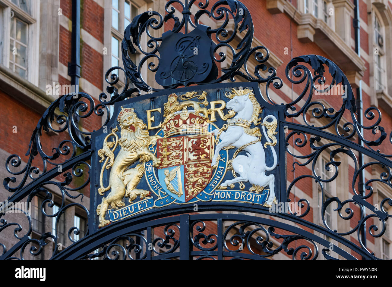 The Royal Coat of Arms of the United Kingdom at the House of Commons, Derby Gate Library Entrance, London England UK Foto Stock