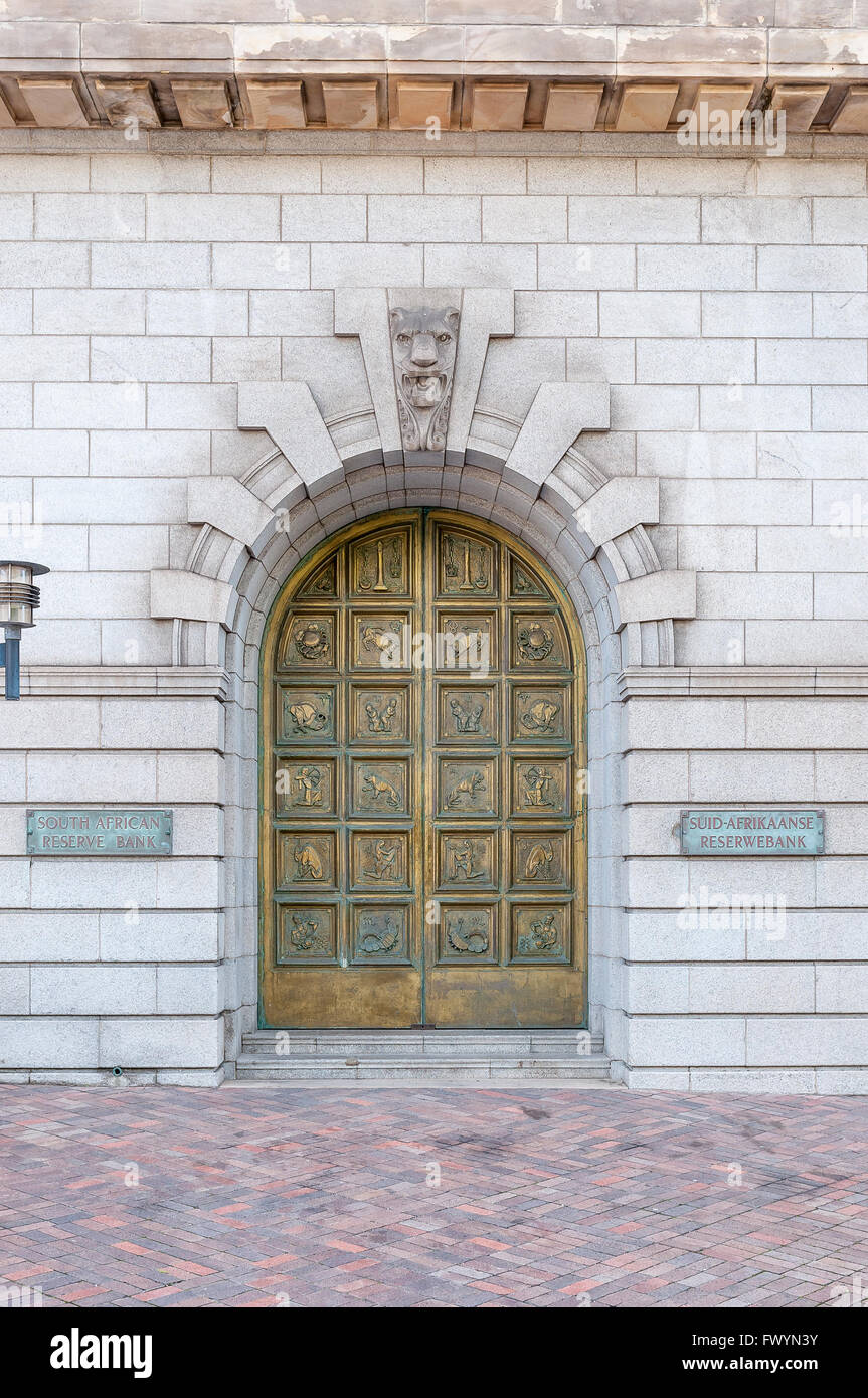 PORT ELIZABETH, SUD AFRICA - 27 febbraio 2016: la porta di ingresso del palazzo storico della South African Reserve Bank Foto Stock