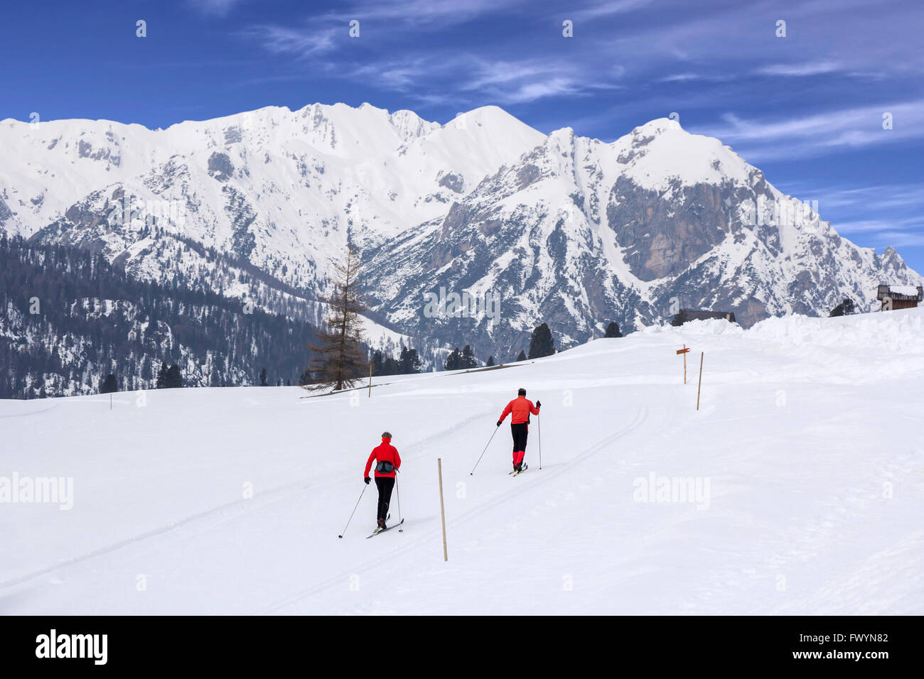 Sci di fondo nel parco naturale di Fanes Senes Braies, Dolomiti, Italia Foto Stock