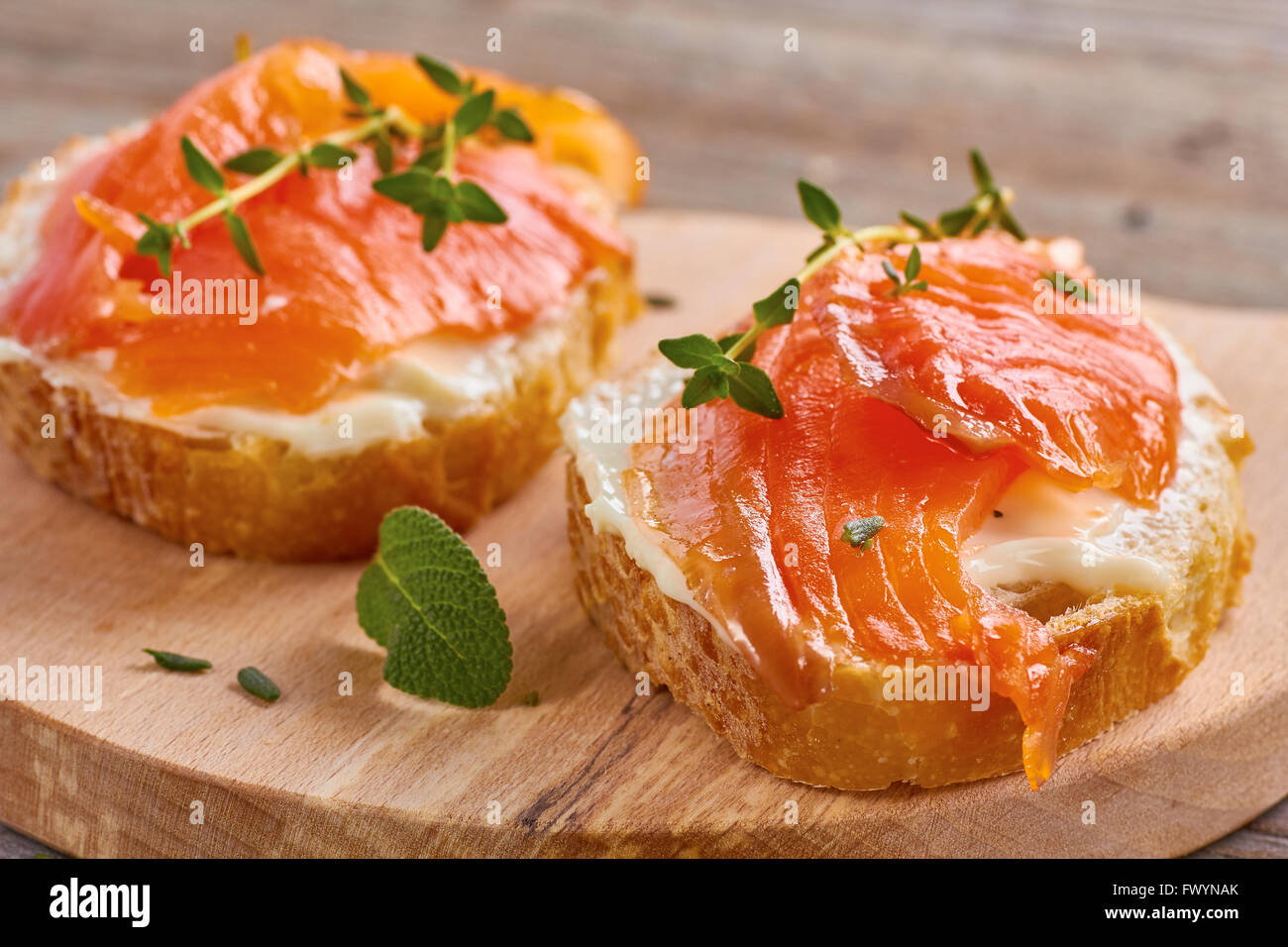 Delizioso sandwich con salmone affumicato Foto Stock
