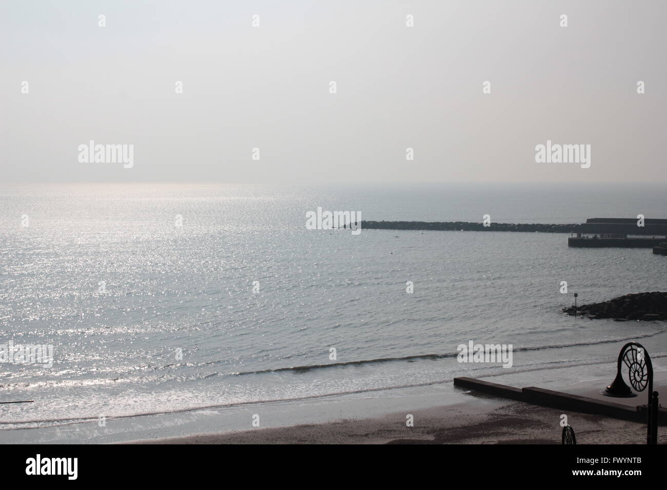 Luce di argento sul mare a Lyme Bay Foto Stock