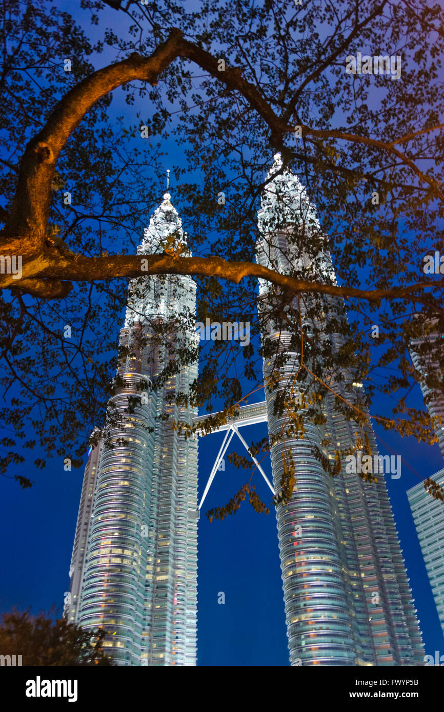 Vista notturna della Petronas Twin Towers, Kuala Lumpur, Malesia Foto Stock