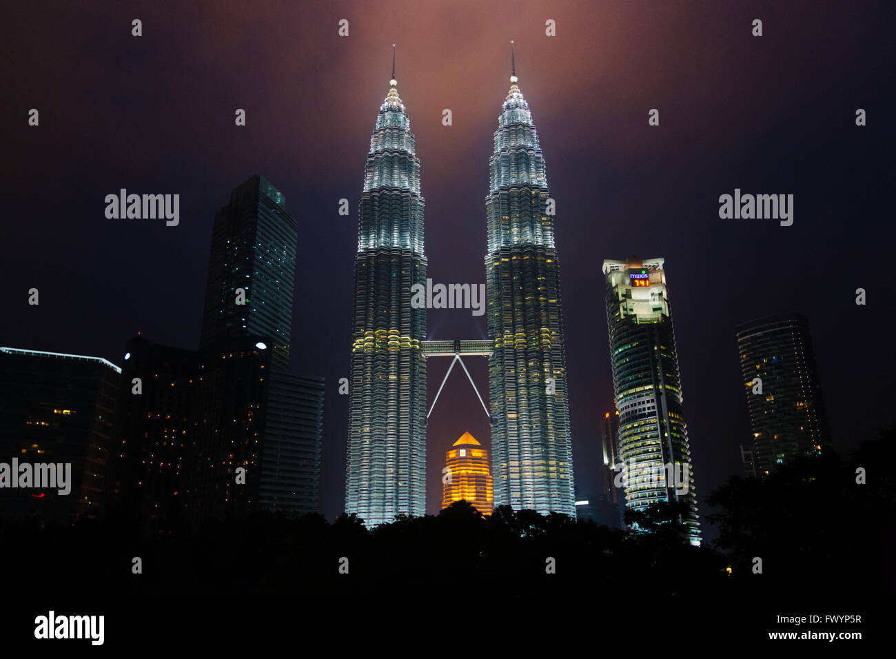 Vista notturna della Petronas Twin Towers, Kuala Lumpur, Malesia Foto Stock