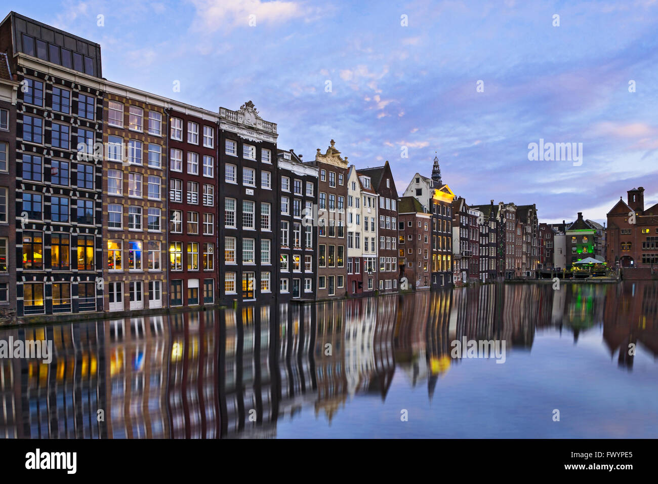 Riflessioni di tipiche case storiche in un canale vicino alla stazione del distretto di Amsterdam Foto Stock