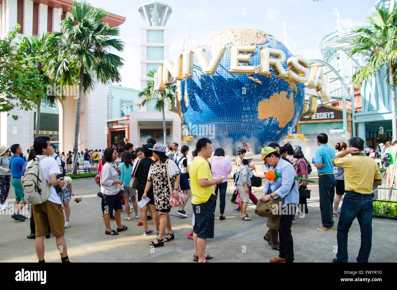 Singapore ,Aprile 3 -2016 turistico non identificato in attesa e di scattare una foto in Universal Studios famoso luogo di Singapore Si Foto Stock