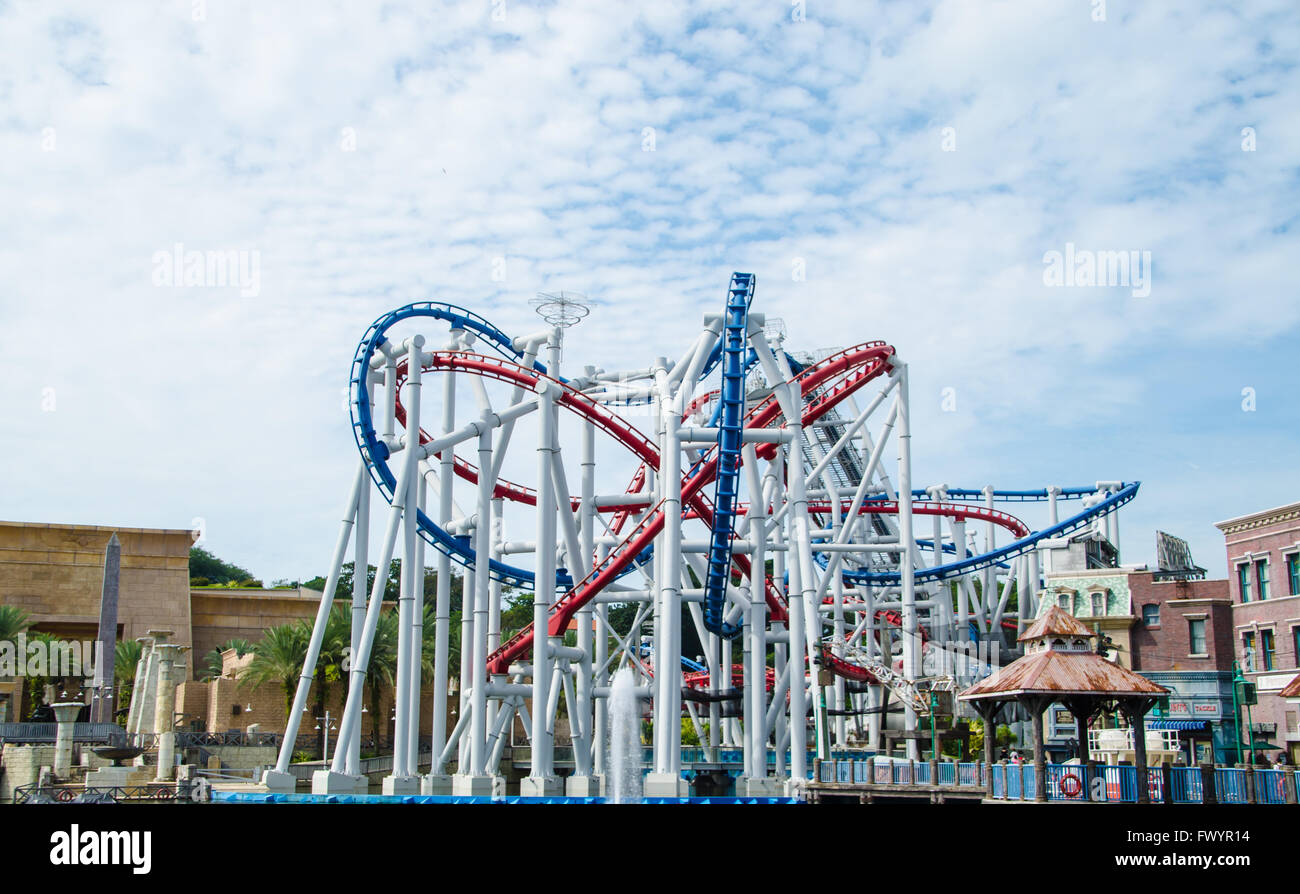 Singapore ,Aprile 3 -2016 turistico non identificato giocando roller coaster in Universal Studios luogo famoso in Singapore Singapore Foto Stock