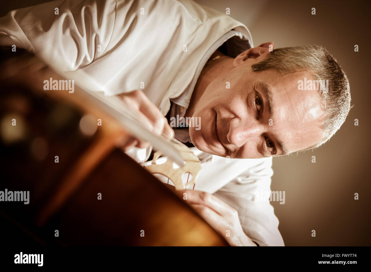 Artigiano liutaio lavorando alla creazione di violino. Foto Stock