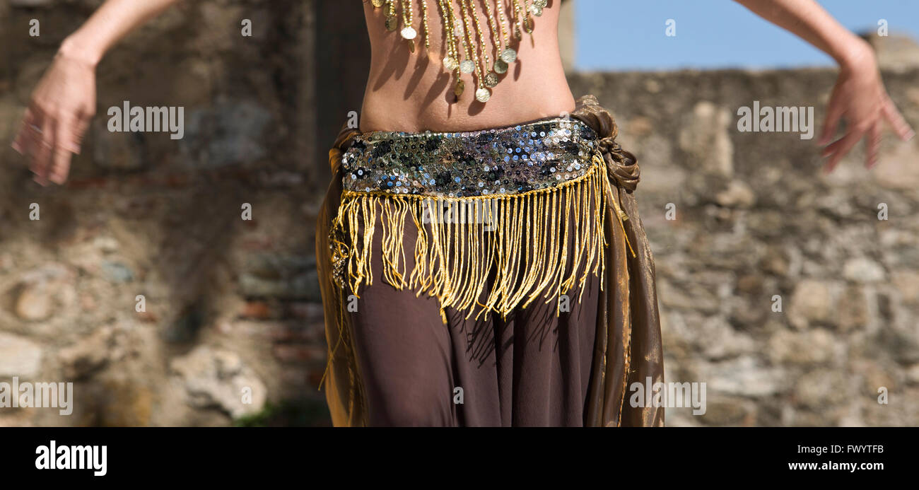 Una danzatrice del ventre a Almossasa Cultura Festival di Badajoz, Spagna Foto Stock