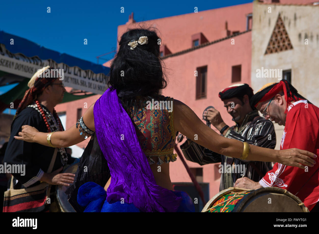 BADAJOZ, Spagna - 25 settembre: una danzatrice del ventre e la musica araba street band alla cultura Almossasa Festival il 25 settembre, 2013 Foto Stock