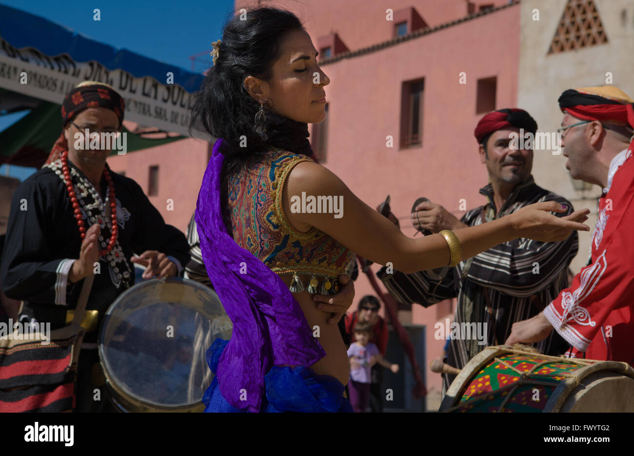 BADAJOZ, Spagna - 25 settembre: una danzatrice del ventre e la musica araba street band alla cultura Almossasa Festival il 25 settembre, 2013 Foto Stock