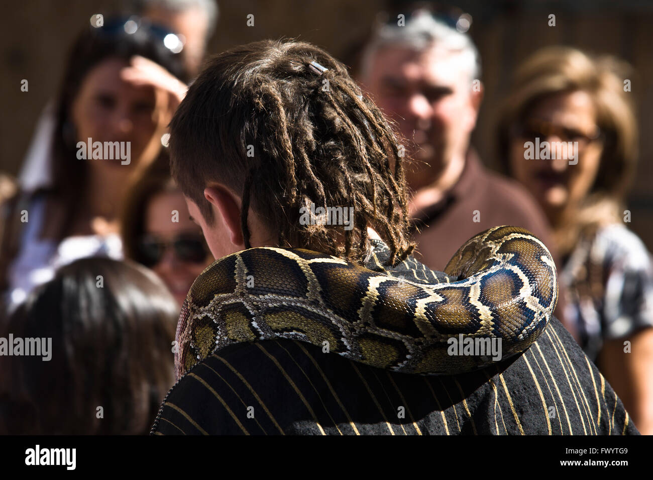 BADAJOZ, Spagna - 25 settembre: costume merchant uomo con snake partecipante al Almossasa Cultura Festival il 25 settembre 2 Foto Stock