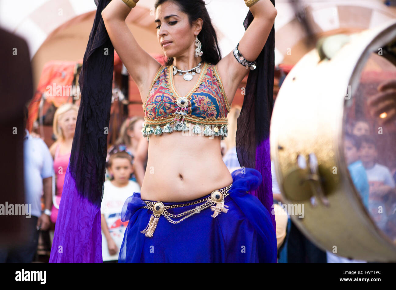 BADAJOZ, Spagna - 25 settembre: una danzatrice del ventre e la musica araba street band alla cultura Almossasa Festival il 25 settembre, 2013 Foto Stock