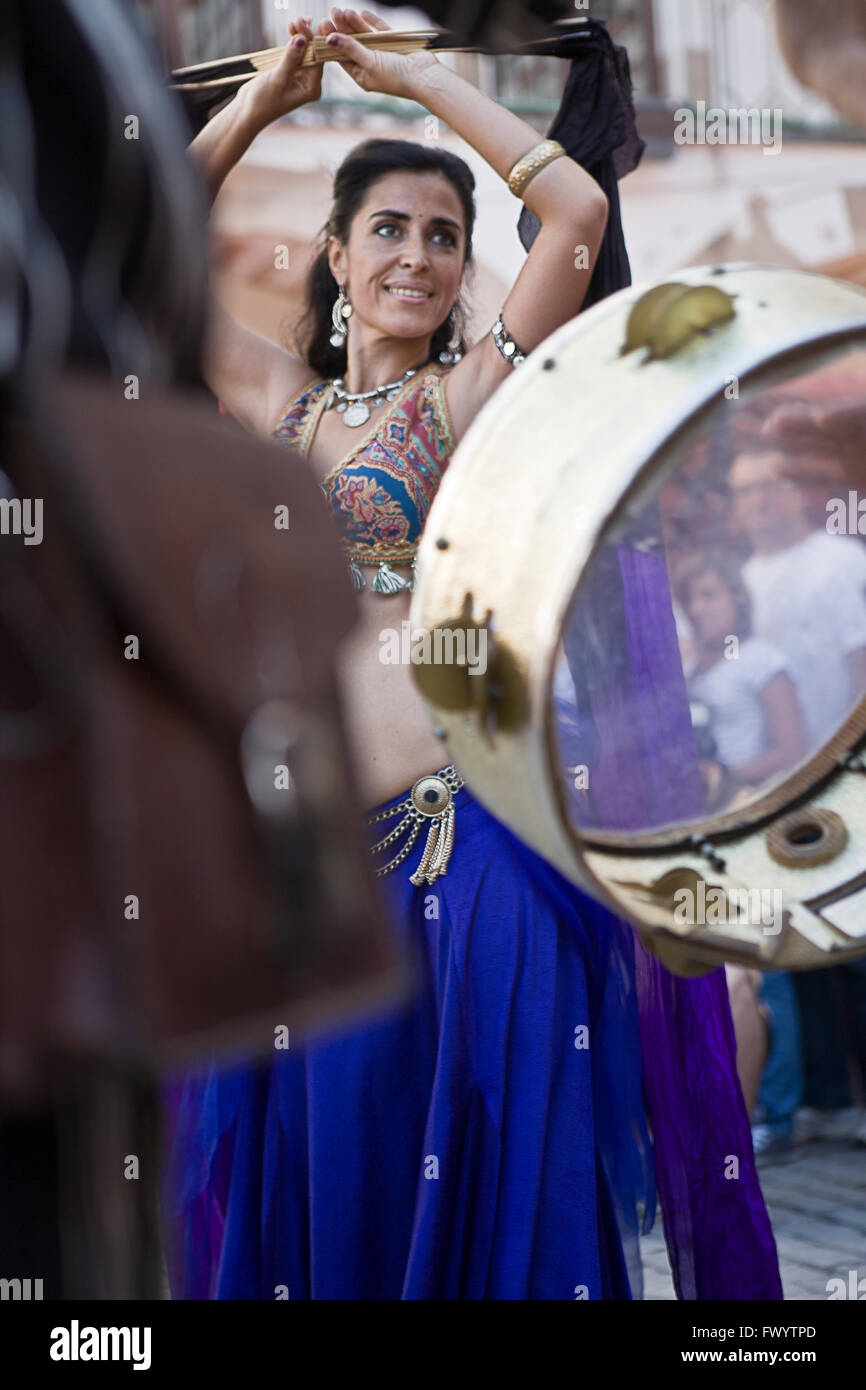 BADAJOZ, Spagna - 25 settembre: una danzatrice del ventre e la musica araba street band alla cultura Almossasa Festival il 25 settembre, 2013 Foto Stock