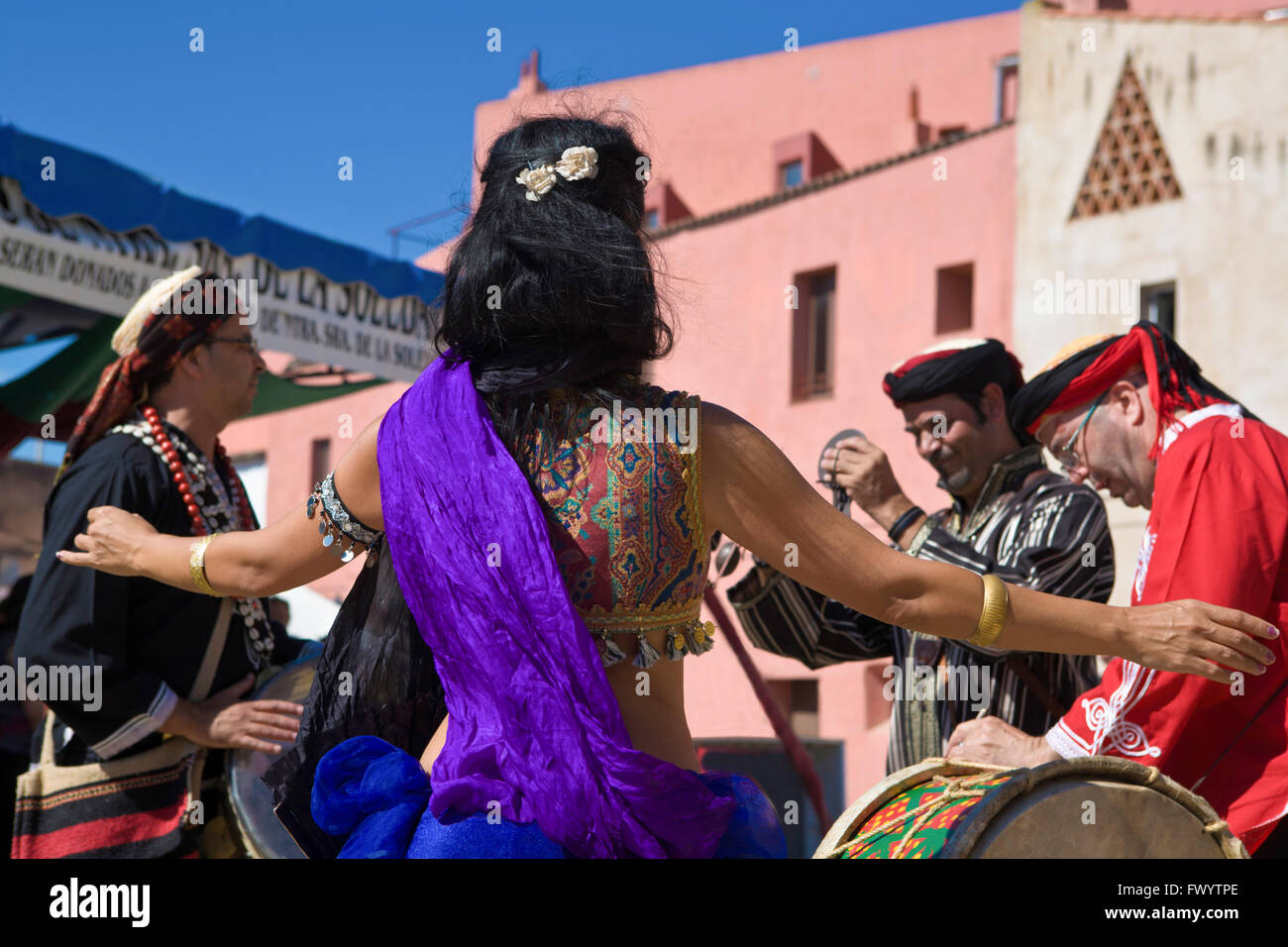 BADAJOZ, Spagna - 25 settembre: una danzatrice del ventre e la musica araba street band alla cultura Almossasa Festival il 25 settembre, 2013 Foto Stock