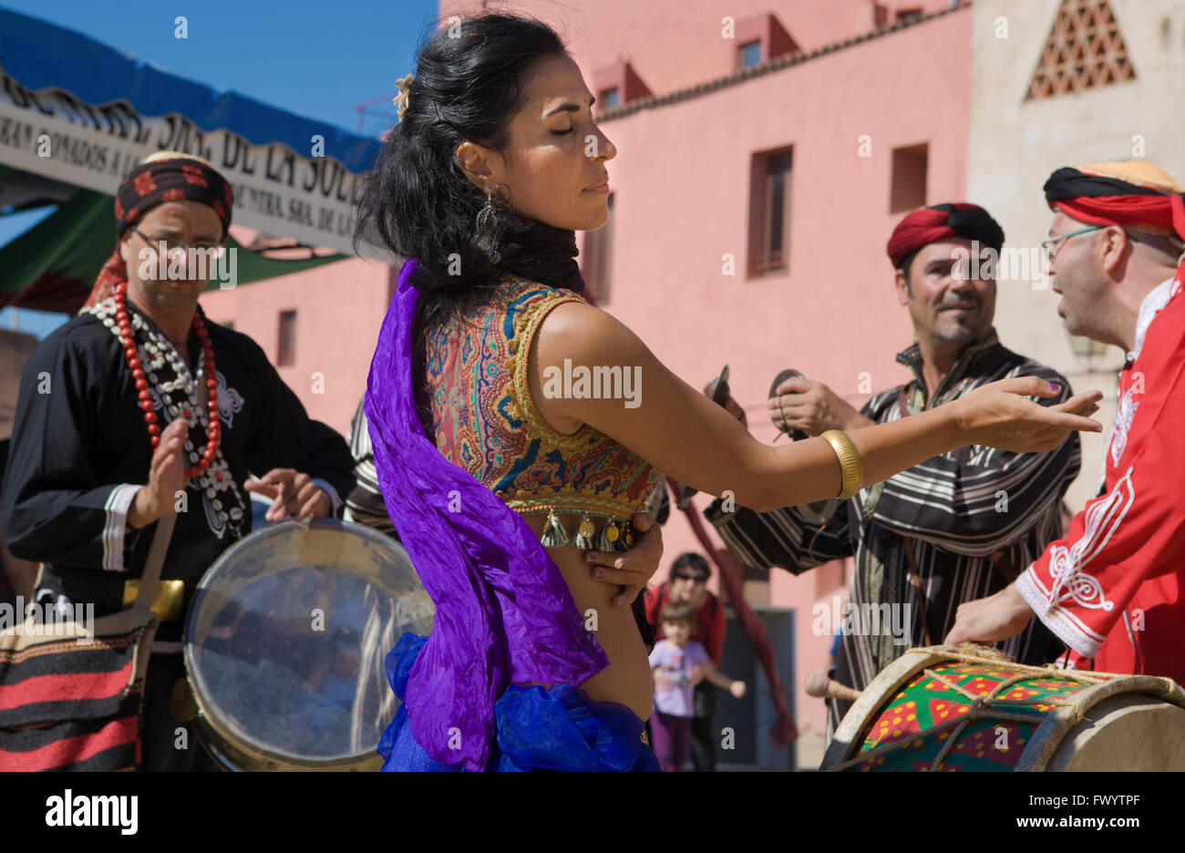 BADAJOZ, Spagna - 25 settembre: una danzatrice del ventre e la musica araba street band alla cultura Almossasa Festival il 25 settembre, 2013 Foto Stock