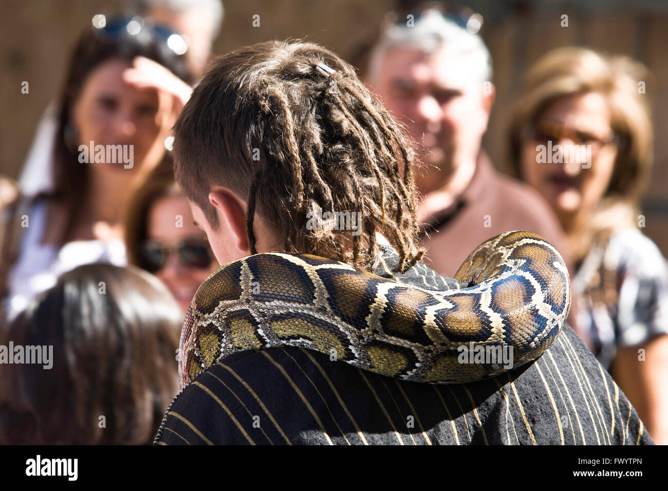 BADAJOZ, Spagna - 25 settembre: costume merchant uomo con snake partecipante al Almossasa Cultura Festival il 25 settembre 2 Foto Stock