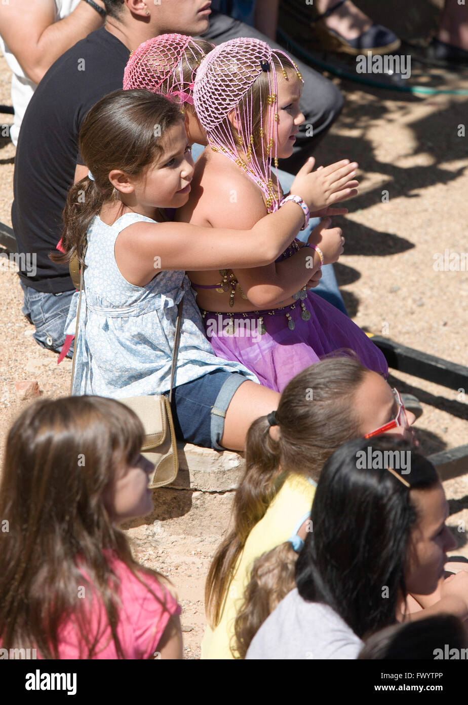 BADAJOZ, Spagna - 25 settembre: i bambini non identificato vestire come un Arabo ballerine alla cultura Almossasa Festival nel mese di settembre Foto Stock