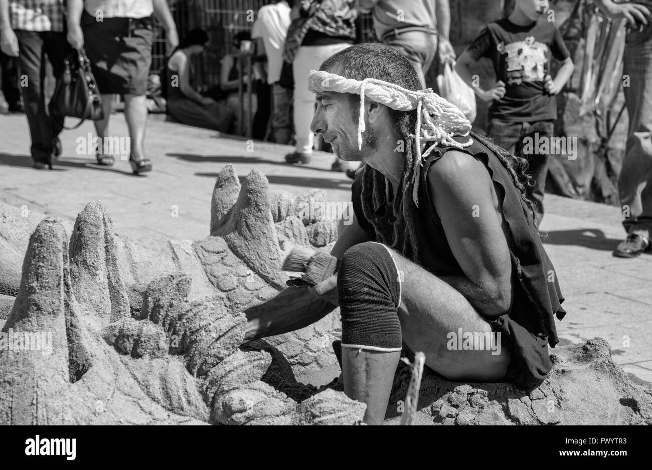 BADAJOZ, Spagna - 25 settembre: costume uomo sabbia sculteur lavorando al Almossasa Cultura Festival il 25 settembre 2013 a bada Foto Stock