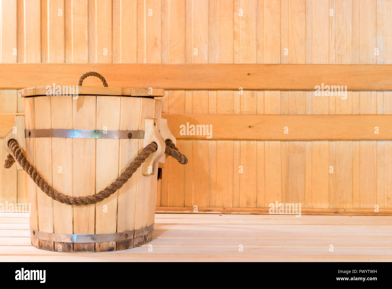 Vasca in legno per acqua in sauna close up Foto Stock