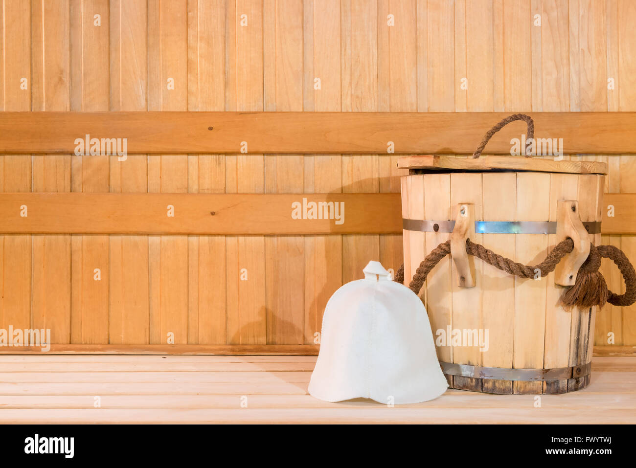 Vasca in legno e un cappello di lana, close-up nella sauna Foto Stock