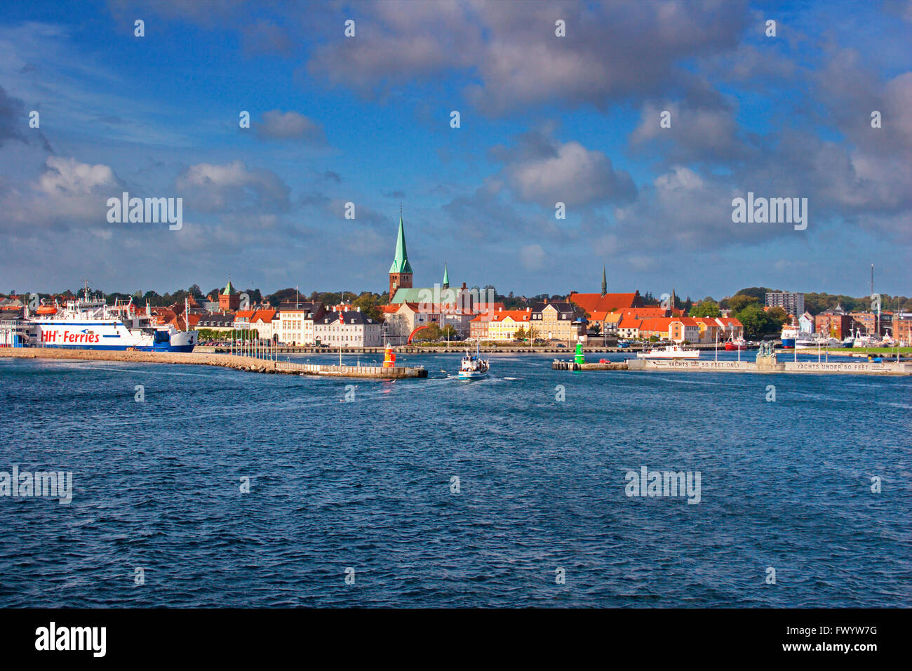 Entrata al porto di Helsingør visto da una traversata in battello di Øresund. Foto Stock