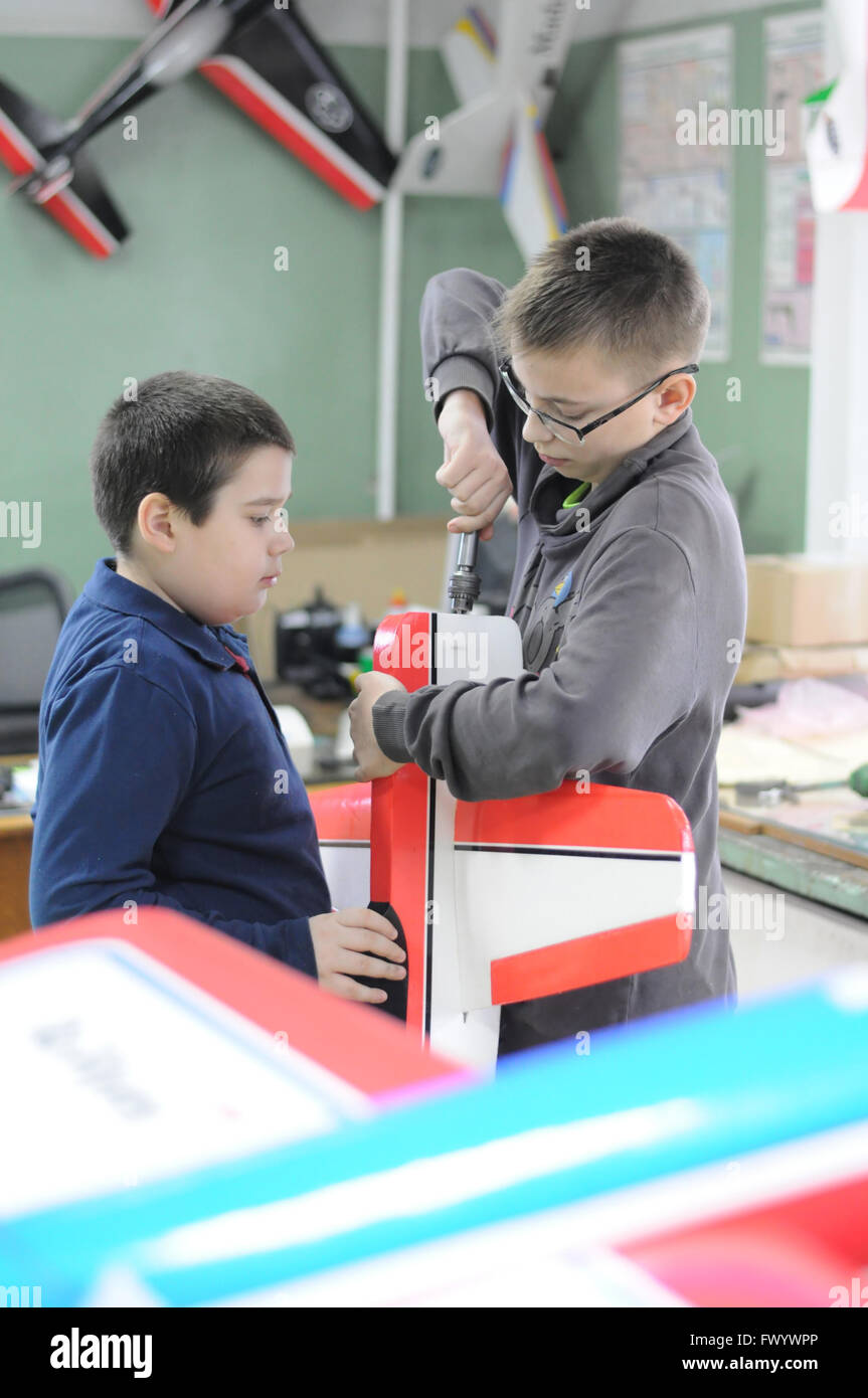 Gli allievi del club per bambini "Atlas" raccoglie radio-controllato di aeromodelli, Kovrov, Russia Foto Stock