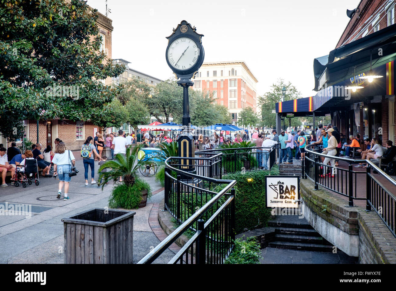 Città di mercato e il vecchio orologio a Savannah, Georgia, Stati Uniti d'America Foto Stock