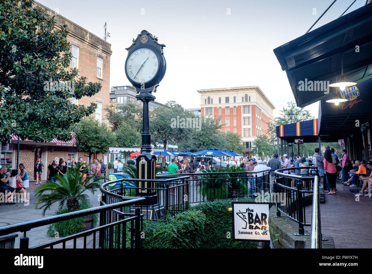 Città di mercato e il vecchio orologio a Savannah, Georgia, Stati Uniti d'America Foto Stock