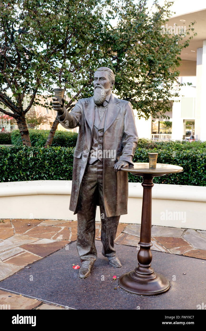 Statua di John S. Pemberton chi ha inventato la Coca Cola nel 1886, al Mondo della Coca-Cola Pemberton posto, Atlanta, Georgia, Stati Uniti d'America Foto Stock