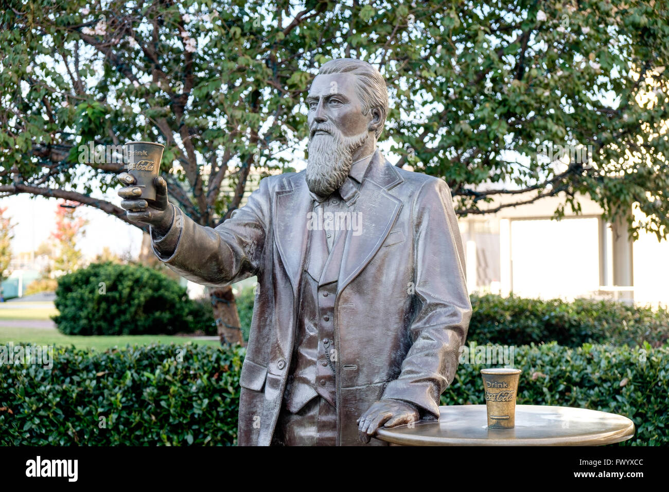 Statua di John S. Pemberton chi ha inventato la Coca Cola nel 1886, al Mondo della Coca-Cola Pemberton posto, Atlanta, Georgia, Stati Uniti d'America Foto Stock