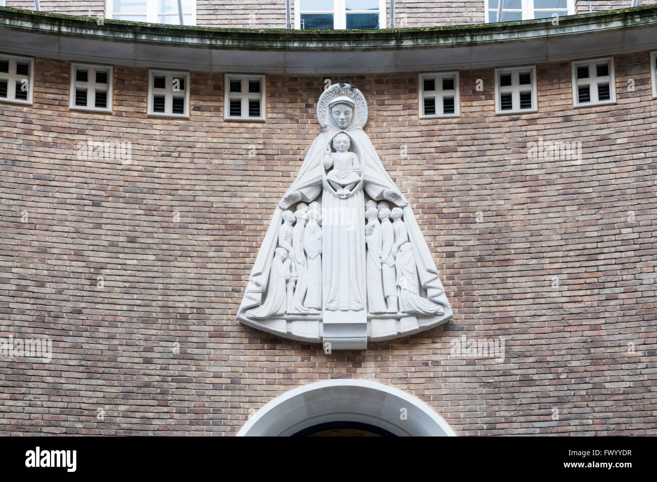 1953 Bassorilievo, Nostra Signora della Misericordia da Georges-Laurent Saupique su ingresso alla Cattedrale di Notre Dame de France chiesa Leicester Place, Soho Foto Stock