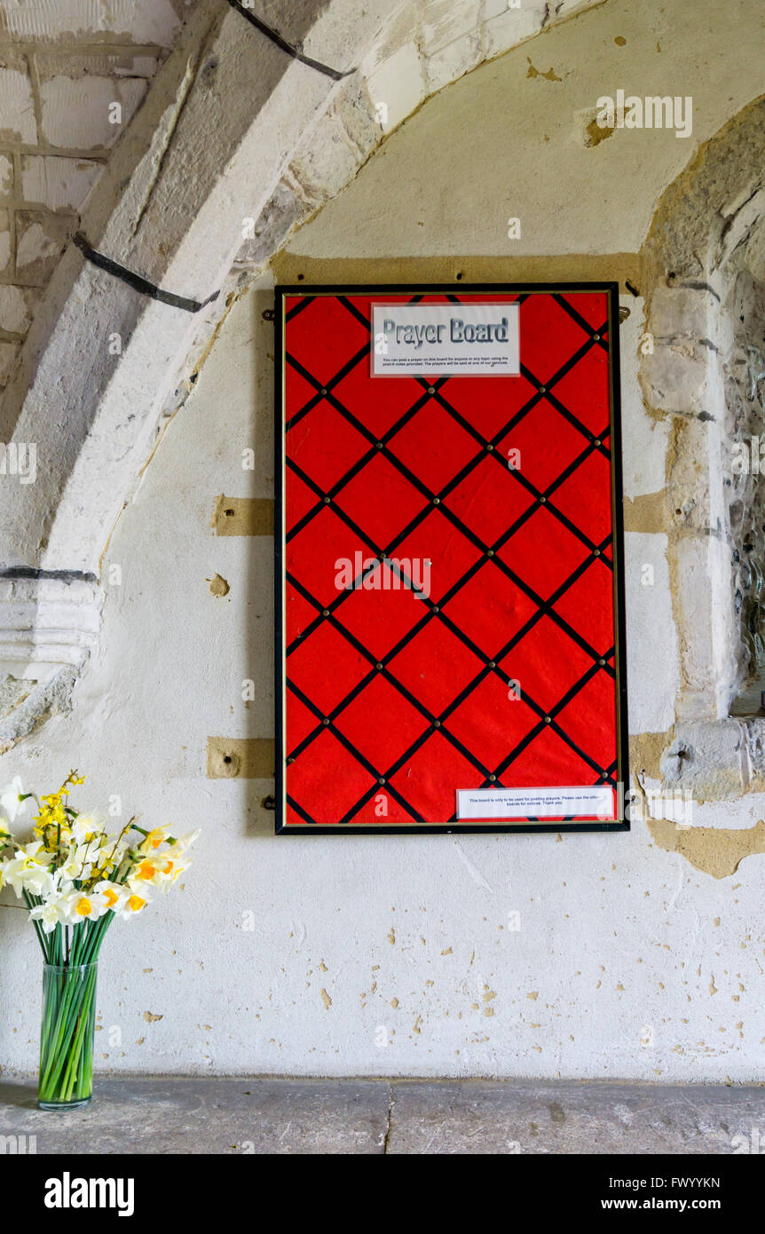 Un vuoto che la preghiera board nel portico di un inglese chiesa parrocchiale. Le persone sono invitati a lasciare le richieste di preghiera. Foto Stock