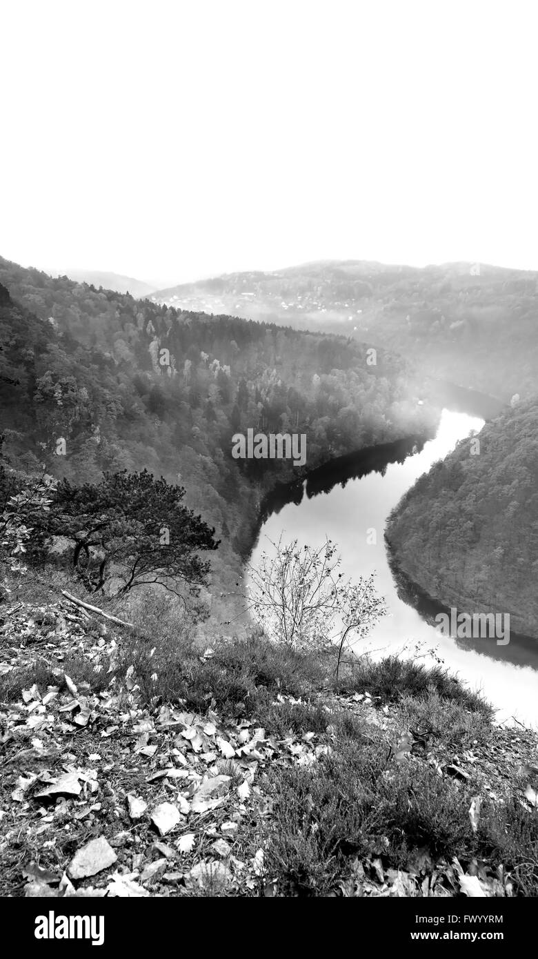 Bianco e nero colpo di meandro del fiume. Foto Stock