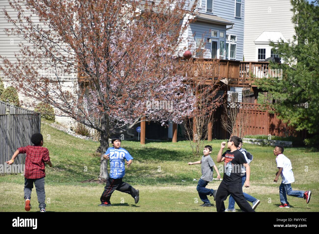 Giovani ragazzi che giocano a calcio nel parco Foto Stock