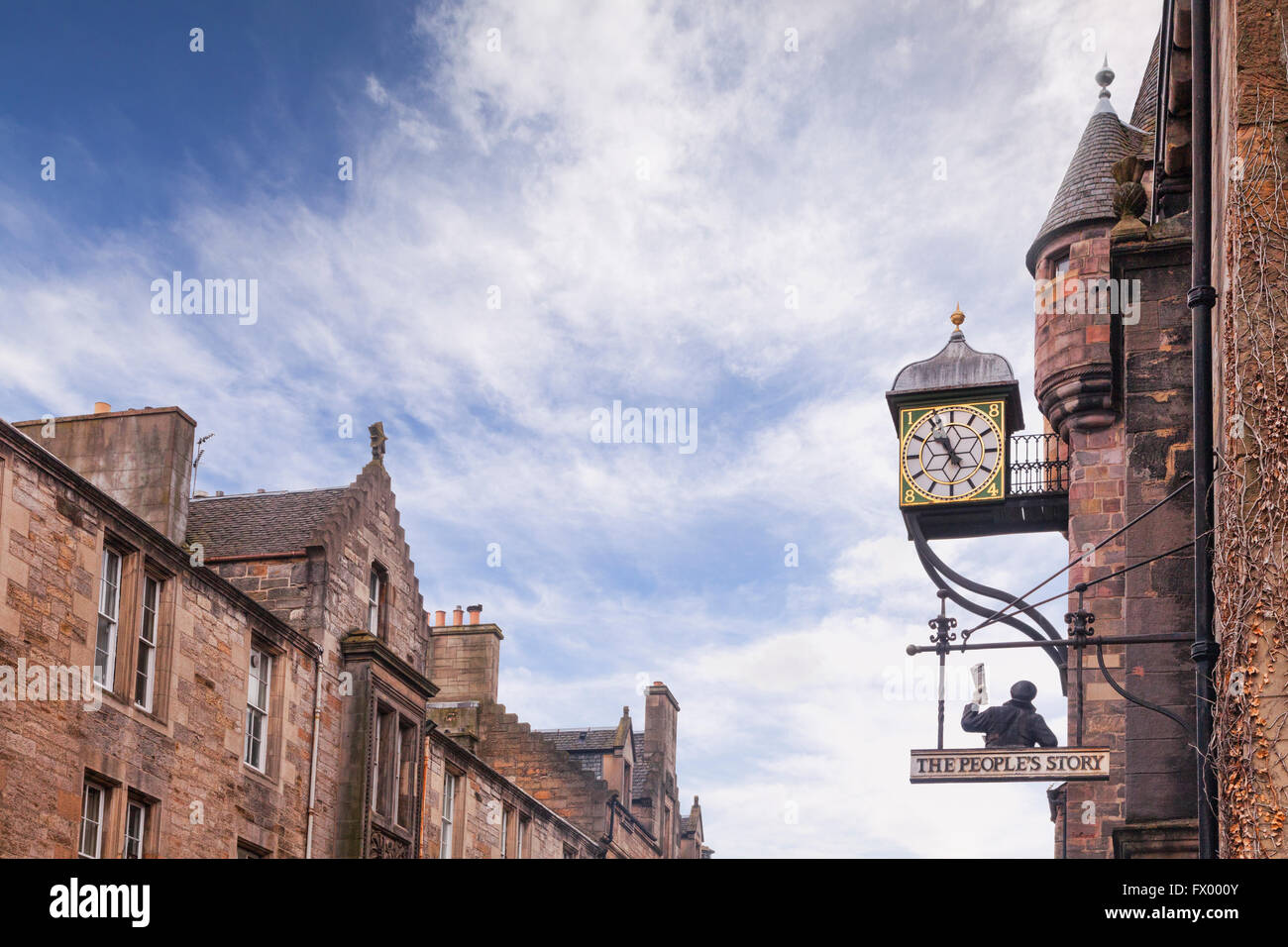 Il Royal Mile skyline, e l'orologio a Tolbooth Tavern, nella Città Vecchia, Edimburgo, Scozia, Regno Unito Foto Stock