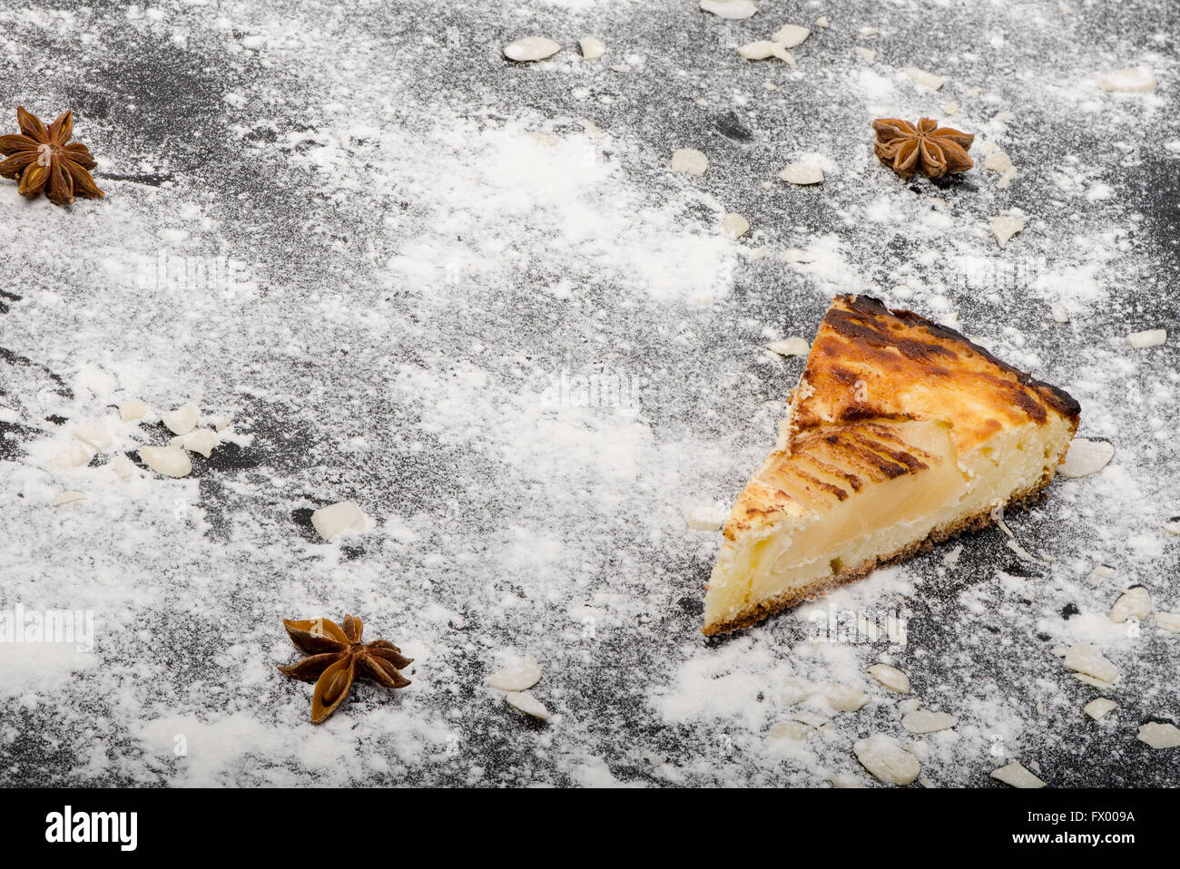 Pezzo di dolce gustosa torta di pere sulla farina di split Foto Stock