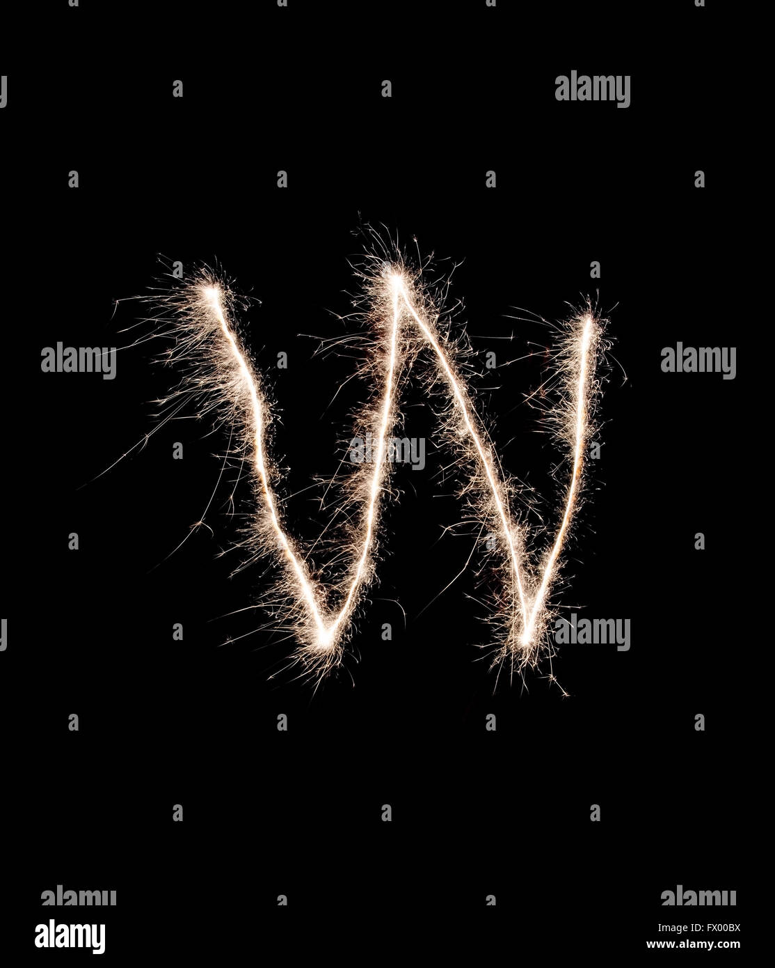 Lettera W ha richiamato con spakrs su uno sfondo nero. Foto Stock