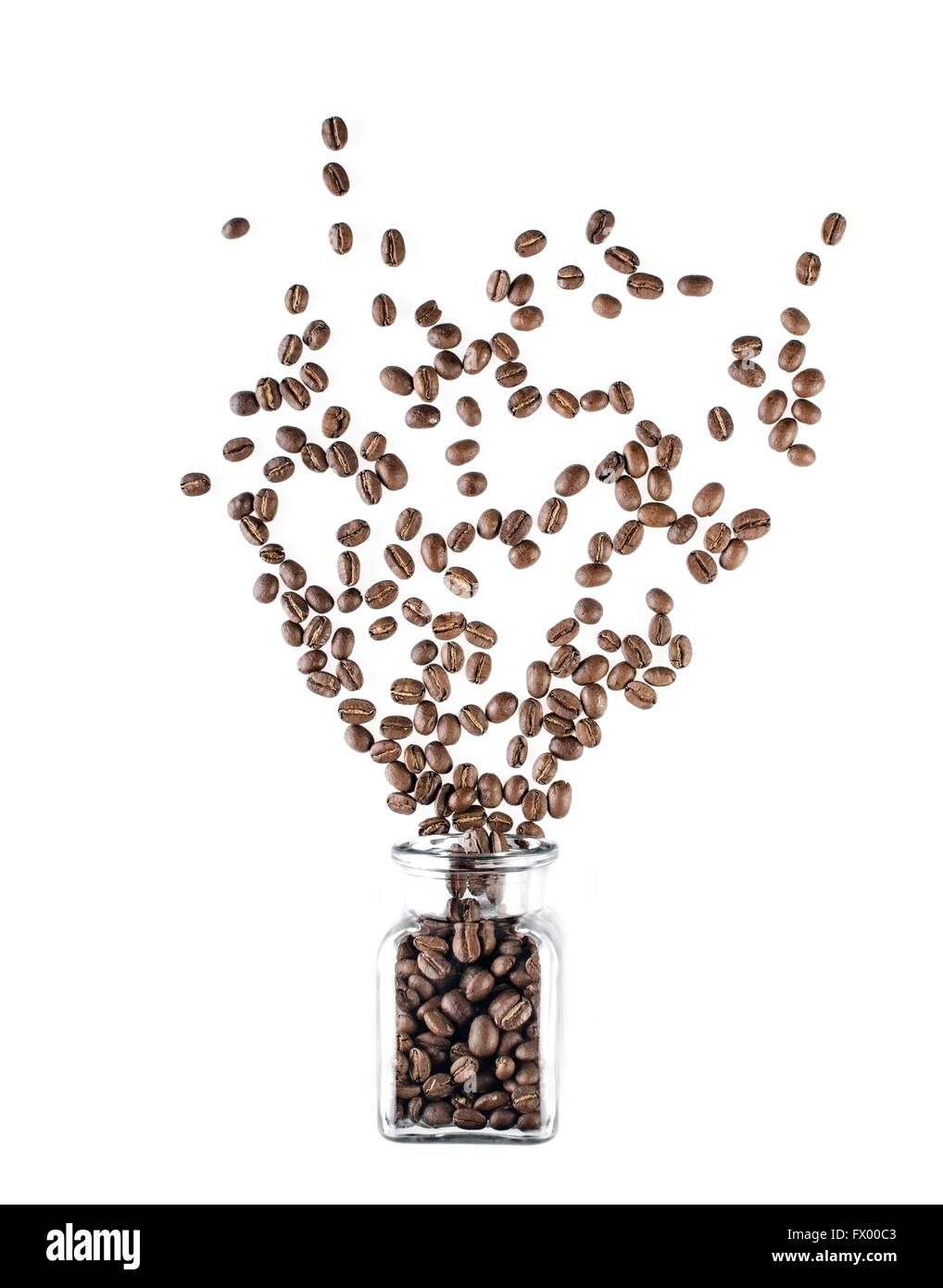 Il vasetto di vetro di chicchi di caffè isolato su sfondo bianco. Foto Stock