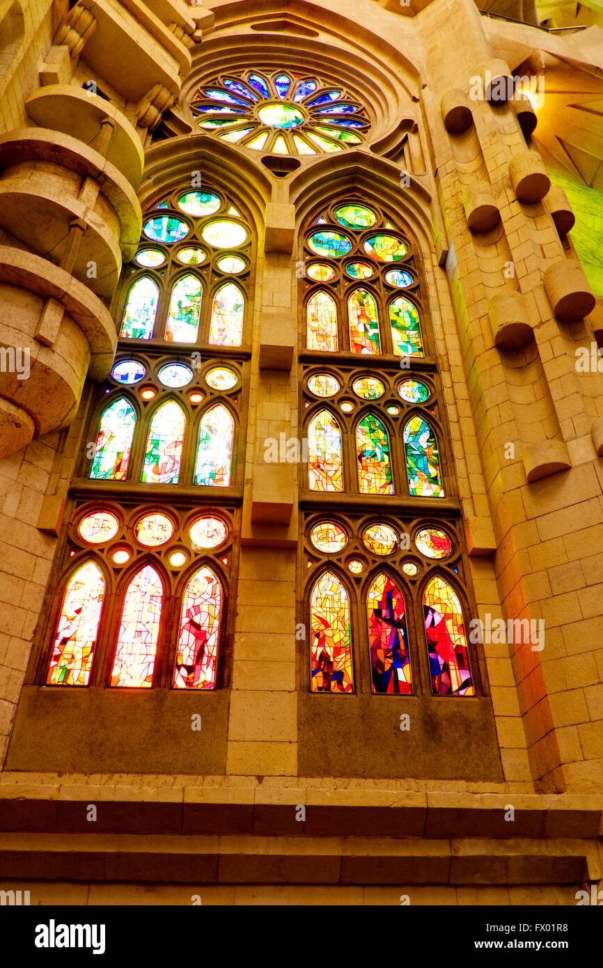 All'interno di vetrate della chiesa della Sagrada Familia, Barcellona, Spagna Foto Stock