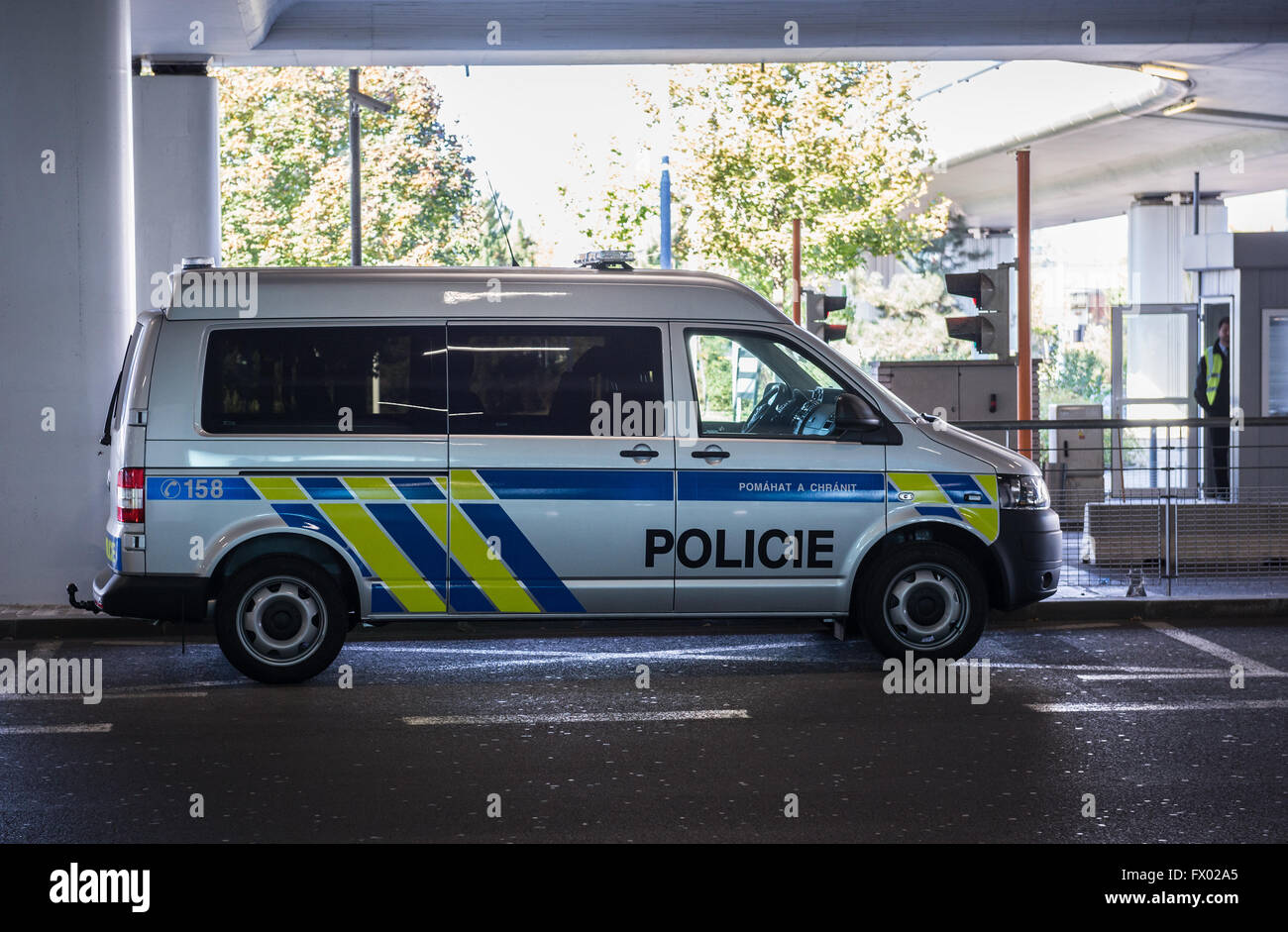 Auto della Polizia di fronte di Vaclav Havel Aeroporto di Praga nella città di Praga, Repubblica Ceca Foto Stock