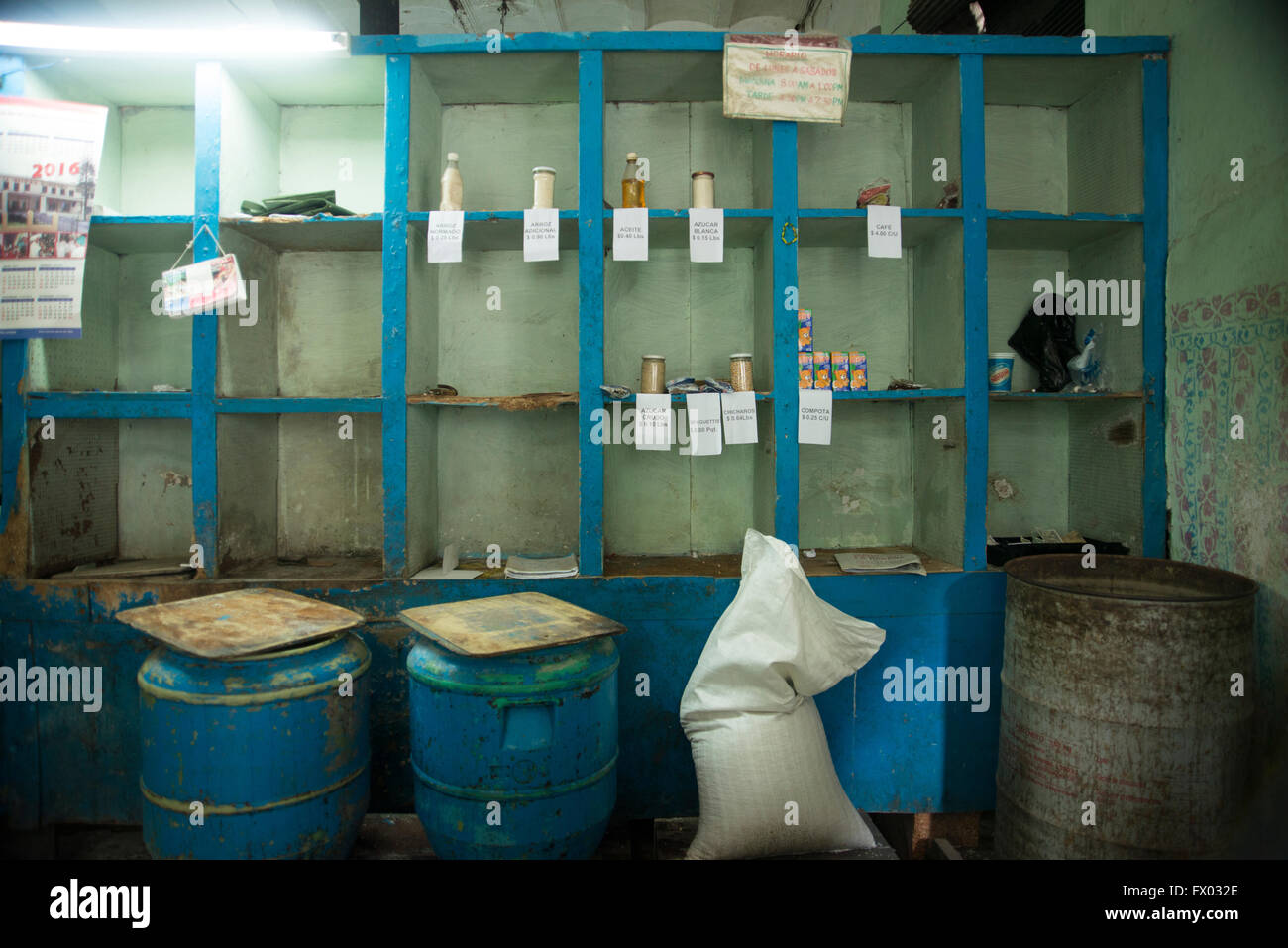 Mal assortito run shop nella Vecchia Havana Foto Stock