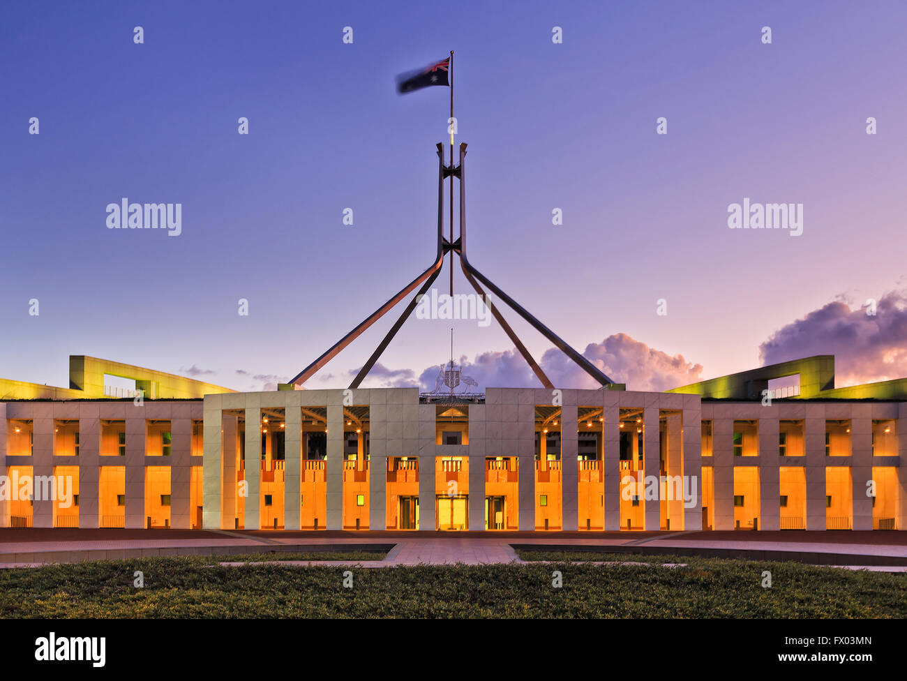 Close-up facciata, colonne e ingresso a Canberra il Parlamento al tramonto. Simbolo dello stato e del senato di Australia ha libero Foto Stock