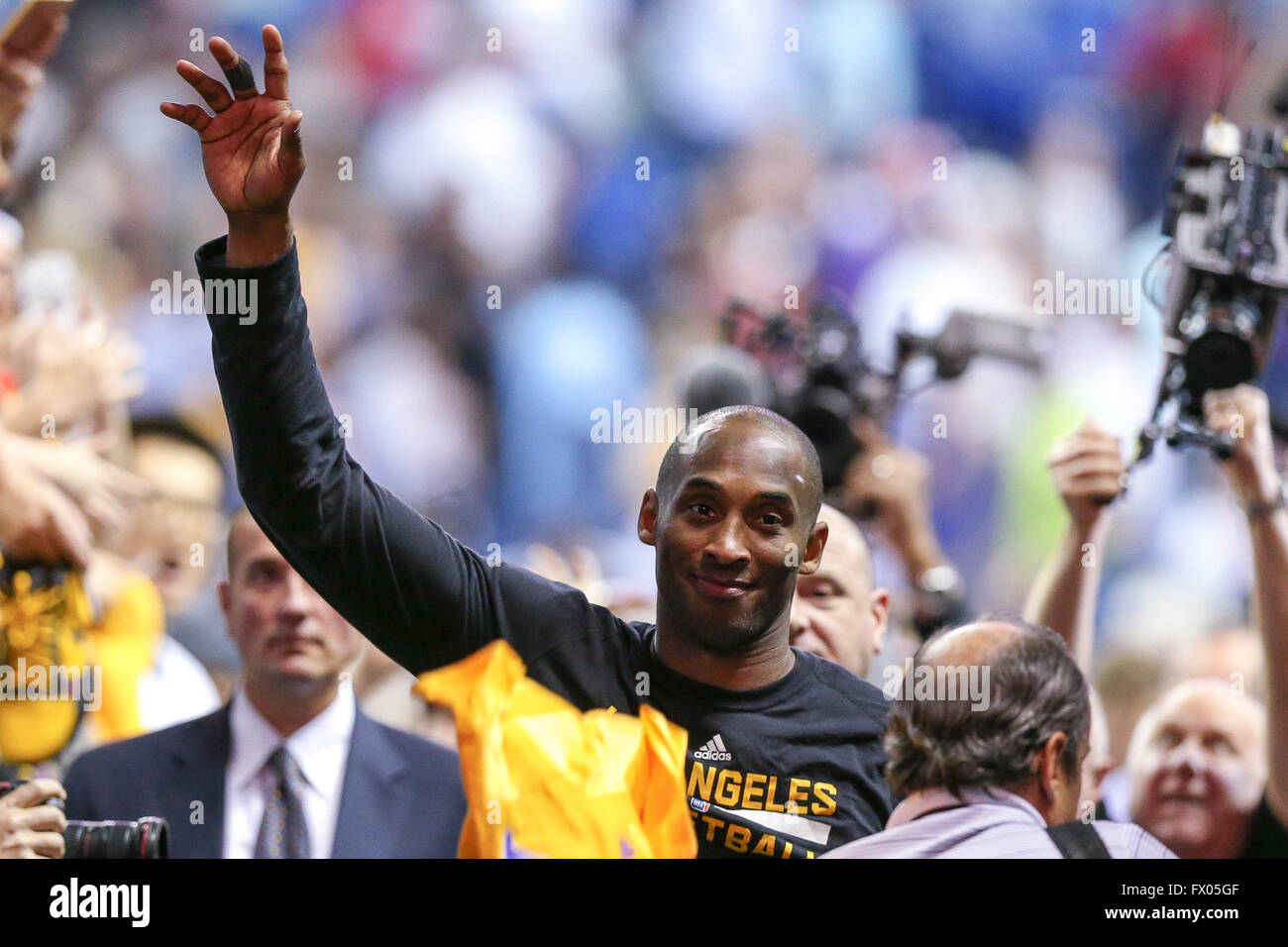 Aprile 13, 2016 - File - i Lakers celebrano Kobe Bryant e i suoi 20 stagioni con la squadra alla finale di partita in casa prima che l'auto-descritto "Black Mamba' si ritira. Bryant gioca guardia di ripresa e piccolo in avanti. Redatto da Charlotte Hornets, 1° round (XIII pick, tredicesimo assoluto), 1996 draft NBA esordio NBA: Novembre 3, 1996. Egli e quindi-compagno di squadra S. O'Neal ha portato i Lakers per tre volte consecutive i campionati NBA dal 2000 al 2002. Nella foto: Aprile 08, 2016: Los Angeles Lakers avanti Kobe Bryant (24) a piedi attraverso il tunnel durante un'NBA Basketball gioco tra i Los Angeles Lakers e ne Foto Stock