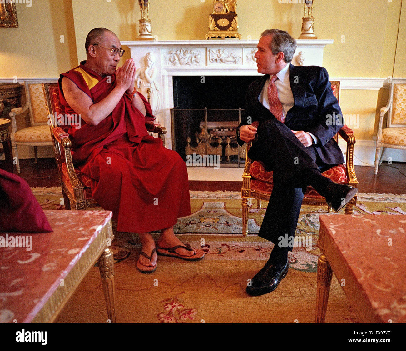 Washington, Distretto di Columbia, Stati Uniti d'America. 23 Maggio, 2001. Il Presidente degli Stati Uniti George Bush a parlare con il Dalai Lama sul Mercoledì 23 Maggio 2001 presso la Casa Bianca di Washington, DC.Mandatory Credit: Eric Draper/White House via CNP © Eric A. Draper/CNP/ZUMA filo/Alamy Live News Foto Stock